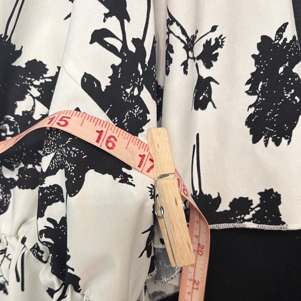 🖤Black and White Floral Women's V neck shirt🖤 - Picture 5 of 7
